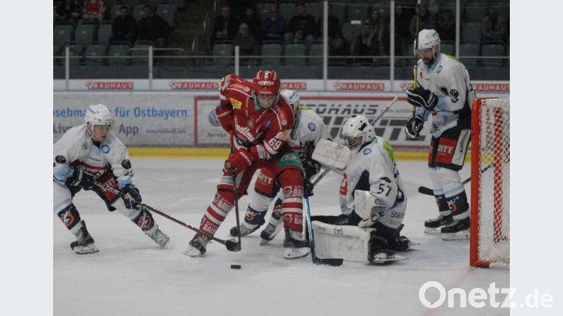 Tomas Rubes (links, Szene aus dem Derby in Regensburg) wurde von der Fachzeitung „Eishockey News“ zum „Spieler der Woche“ in der Oberliga Süd gekürt. In den letzten drei Begegnungen verbuchte der tschechische Stürmer der Blue Devils Weiden zehn Scorerpunkte. Am Wochenende kann Rubes seine Offensivqualitäten in Selb und gegen Lindau wieder unter Beweis stellen. Bild: gb