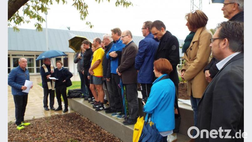 Bürgermeister Roland Strehl (links) eröffnet offiziell den neugestalteten Erlebnispausenhof der Mittelschule. Bild: e