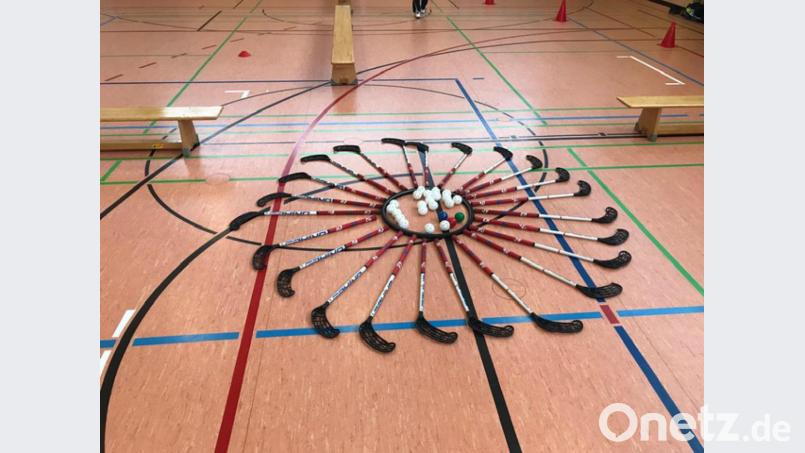 Floorball ist eine neue Sportart an der Pestalozzigrundschule. Bild: exb