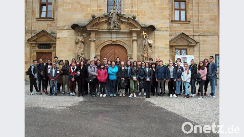 33 Austauschschüler zwischen zwölf und 15 Jahren aus Frankreich, Italien, Rumänien, Litauen und Griechenland mit 16 Begleit-Lehrkräften informieren sich beim Zentrum für erneuerbare Energien und Nachhaltigkeit. Bild: sön