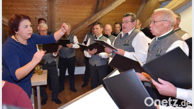 Mit großem Temperament dirigierte Chorleiterin Schanna Ibler den Männergesangverein beim Dorfabend im Saal des Pfarrzentrums Patrona Bavariae. Bild: no