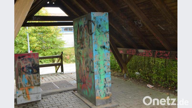 Diese Überdachung der technischen Einrichtung der Stadt ist Stein des Anstoßes für Josef Hammer. Die Verunreinigungen sind dort hoch, meinte der "beliebteste Mann mit Hund", der die Jugendlichen dort zur rechten Zeit auf ihr Tun hinweist. Mittlerweile sind auch schon wieder Dachziegel kaputt geschlagen worden. Bild: dob