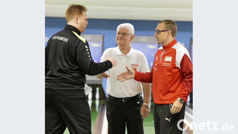 Handschlag vor der Partie: Ambergs Kapitän Michael Wehner (links) begrüßt Timo Hoffmann (rechts). Der Teamchef von Rot-Weiß Zerbst gilt in Keglerkreisen als Legende, ist seit vielen Jahren ein Top-Spieler und auch Trainer der deutschen Herren-Nationalmannschaft. Bild: Hubert Ziegler