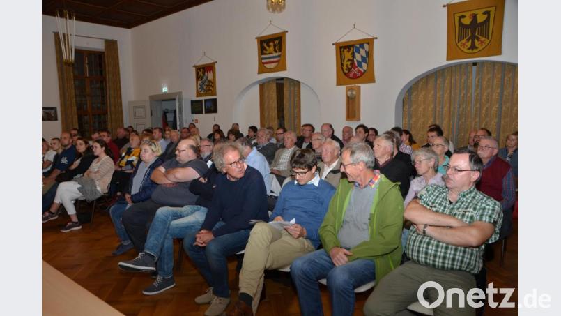 Der Rathaussaal war in der Bürgerversammlung in Vohenstrauß gut gefüllt. Bild: dob