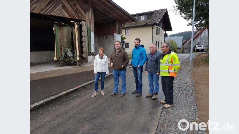 Polier Alois Sorgenfrei (rechts) und Ingenieur Gunter König (Zweiter von links) informieren Bürgermeisterin Margit Kirzinger (links) und Bauamtsleiter Christian Meier (Mitte) über den Abschluss der Maßnahme. Bild: fjo