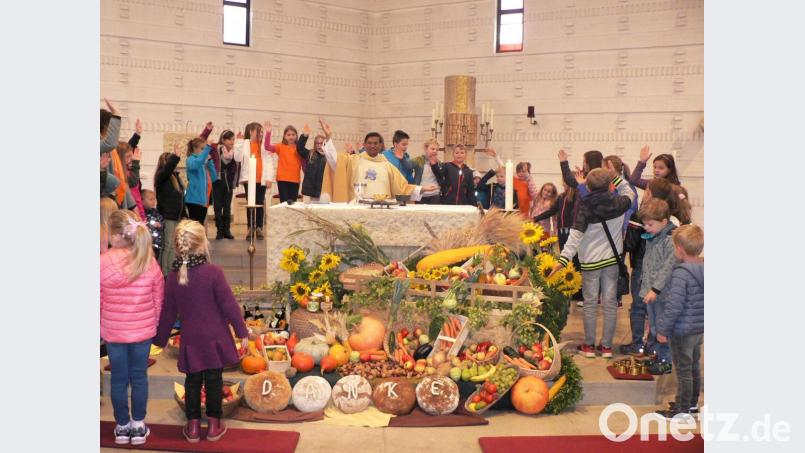 Gemeinsam singen die Kinder mit dem Seelsorger das Vaterunser. Dabei verdeutlichen sie mit Bewegungen der Hände den Sinn des Gebetes. Bild: lep