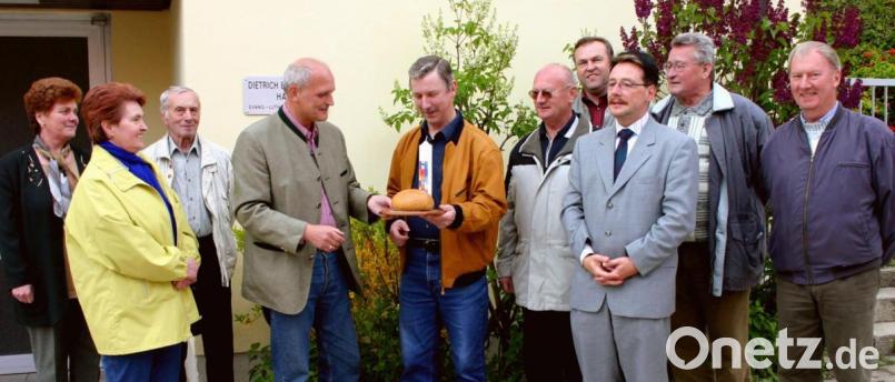 Vor mehr als 15 Jahren kam Pfarrer Herbert Sörgel (Vierter von links) in die Grenzgemeinde. Damals überreichte der Vertrauensmann des Kirchenvorstandes Hans Hör (Fünfter von links) symbolisch Brot und eine Kerze. Am kommenden Sonntag (13. Oktober) heißt es Abschied nehmen. Archivbild: nm Archivbild: nm