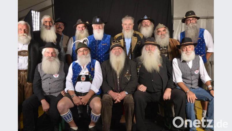 Starter des Ostbayerischen Bartclubs plus Mitglieder des Bartclubs, die für Schweiz am Start waren: Willi Preuß (hinten rechts),
Hans Horst (hinten, Vierter von links) und Kurt Rohner (hinten, Zweiter von links). Bild: exb