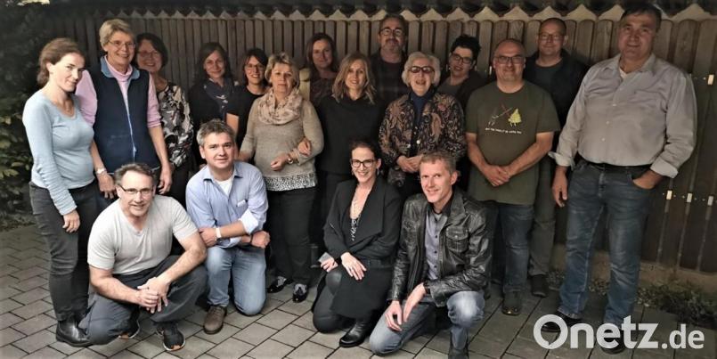 Der Kurs 94/97 feiert mit den Lehrern um Dr. Susanne Kreuzer (Zweite von links) das Jubiläum der ehemaligen Krankenpflegeschule. Bild: hos