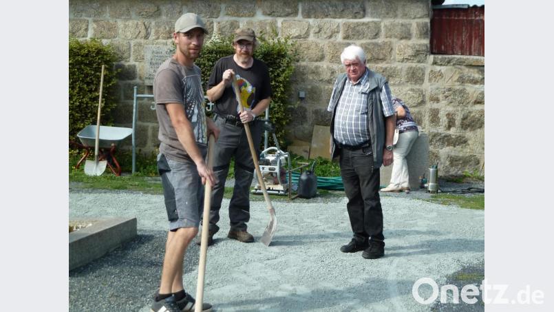 Die Firma Thomas Kriechenbauer führt die Arbeiten aus, Manfred Riebl von der Kirchenverwaltung begleitet die Baumaßnahme Bild: wrt