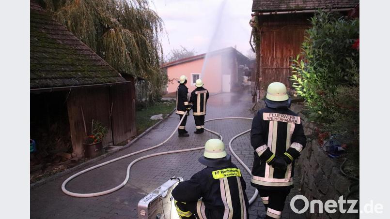 Über 100 Feuerwehrleute löschen einen fiktiven Brand auf dem Grünbauer-Anwesen. Bild: jma
