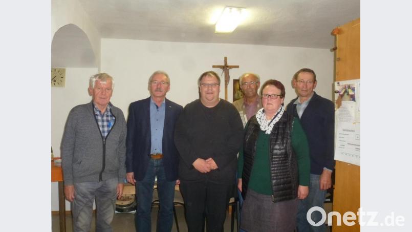 Pfarrer Markus Urban (Dritter von links) bleibt an der Spitze des Vereins für betreutes Wohnen. Zur Wahl gratulierten ihm und den weiteren Vorstandsmitgliedern die Caritas-Vertreter Albert Krieger (Zweiter von links) und Elfriede Bauer (Zweite von rechts). Bild: mad