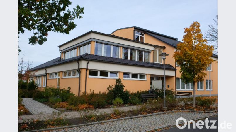 Das Gemeindezentrum kommt in die Jahre. Nach vier Jahrzehnten Betrieb bedarf der Innenbereich der Modernisierung. Laut einer ersten Kostenschätzung ist mit einem Investitionsvolumen von circa einer Million Euro zu rechnen. Bereits im Top-Zustand präsentiert sich nach einer energetischen Sanierung die Außenfassade. Bild: do