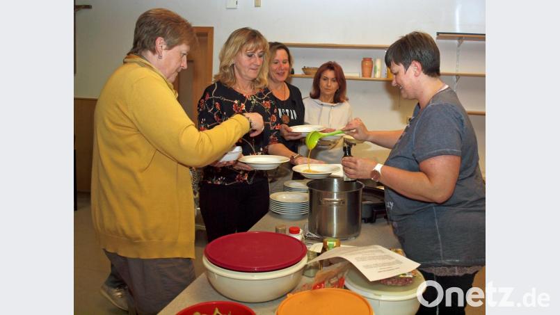 Alexandra Lukas (rechts) serviert Spreewälder Kürbissuppe – „mit einem Schuss Kürbiskernöl und Kürbiskernen“. Bild: sön