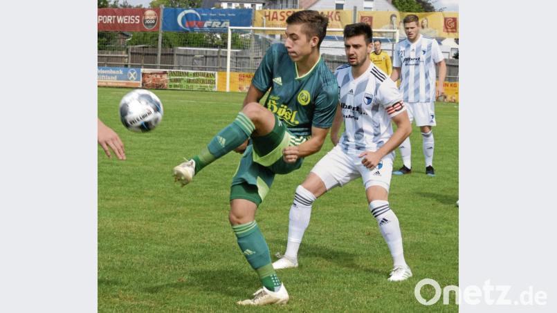 Ohne Kevin Grünauer (grünes Trikot) tritt der SV Mitterteich am Sonntag beim TSV Nürnberg-Buch an. Der 18-Jährige ist mit der Bayernauswahl beim süddeutschen Pokal im Einsatz. Bild: gb