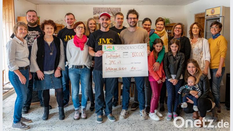 Die Vorsitzenden Fabian Grötsch (JMC, Mitte links) undJosef Eibauer (LSL, Mitte rechts) präsentieren im Kreis von Vorstands- und aktiven Mitgliedern beider Vereine den symbolischen Scheck mit der Spende von 500 Euro. Bild: eib