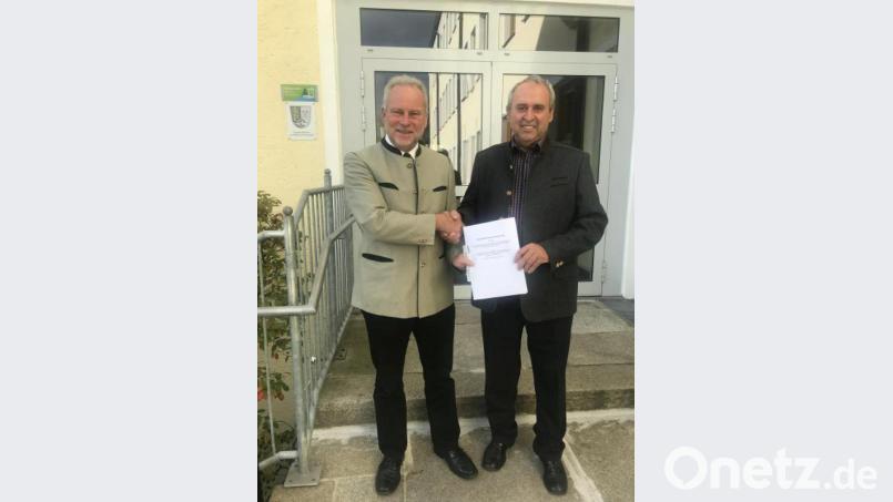 Forstdirektor Alwin Kleber (links) und WBV-Vorsitzender August Steinbauer haben die Kooperationsvereinbarung unterzeichnet. Bild: exb