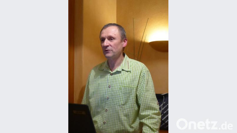 Vorsitzender Helmut Schönberger bei seinen Ausführungen bei der Herbstversammlung. Bild: di