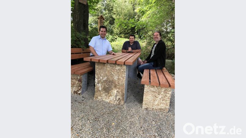 Gleich die neue Sitzgruppe ausprobiert haben (von links) Michael Brucker, Markus Newald und Gerald Hoch. Bild: ld