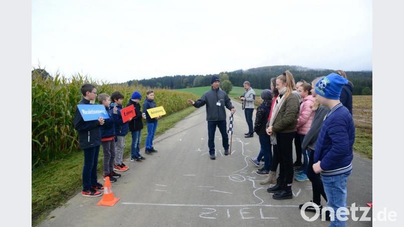 &quot;Reaktionsweg + Bremsweg = Anhalteweg&quot; - die bunten Tafeln symbolisieren diese fast wichtigste Grundsatz im Straßenverkehr. Moderator André Helwig (Mitte) führt die Kinder mit pädagogischem Feingefühl auf die Bedeutung dieses Satzes hin. Bild: bey
