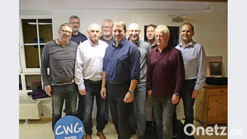 Der erweiterte Vorstand wählt Ewald Plößner (vorne, Mitte) zum Bürgermeisterkandidaten der CWG. Bild: jma