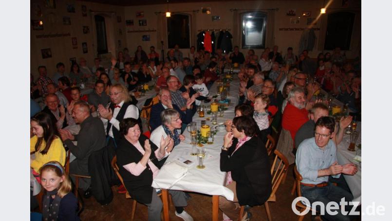 Voll besetzt war beim &quot;Bunten Abend&quot; des Pechlattenfixner Dorftheaters der Knopf-Saal. Bild: wro
