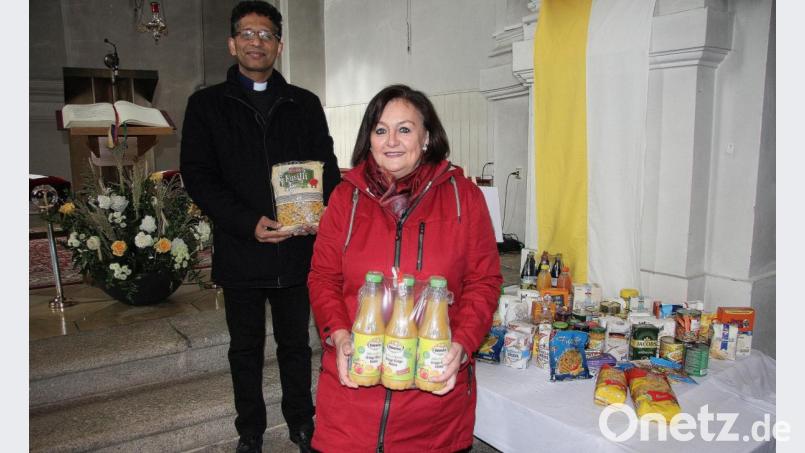 Die Lebensmittelspenden nahm die Vorsitzende der Mitterteicher Tafel, Nicole Fürst, dankbar von Pfarrer Joseph entgegen. Bild: wro