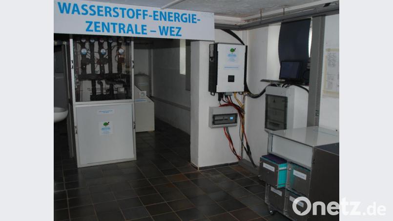 Die WEZ-Musteranlage in Katzelsried zeigt, wie mittels der PV-Anlage am Dach und dem Hybridwechselrichter und Akku-Speicher im Keller eine autarke und CO²-freie Energieversorgung möglich ist. Bild: Portner