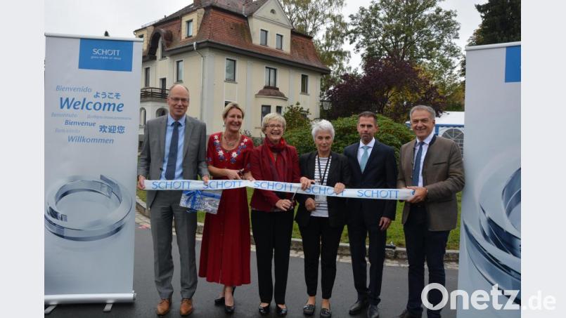 Standortleiter Stefan Rosner, Dr. Tatjana Wernicke, Dr. Margit Emmerich, die scheidende Mitterteicher Betriebsärztin Dr. Ursula Geisel-Straus, sie war 32 Jahre bei Schott, Personalchef Carsten Heine und Bürgermeister Roland Grillmeier (von links) durchschnitten das Band zur ehemaligen Villa (im Hintergrund) und jetzigen Werkspraxis auf dem Schottgelände. Bild: jr
