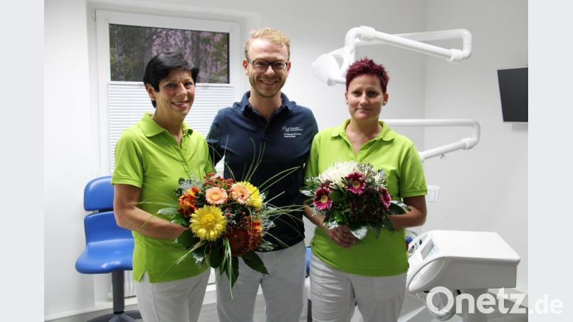 40 Jahre ist Maria Schubert (links) in der Zahnarztpraxis Mark und 20 Jahr Barbara Schwarzmeier (rechts) dabei. Ihr Chef Dr. Klemens Mark (Mitte) überreichte den beiden Blumen verbunden mit dem Dank für ihre langjährige Treue und ihre Leistungen. Bild: prh