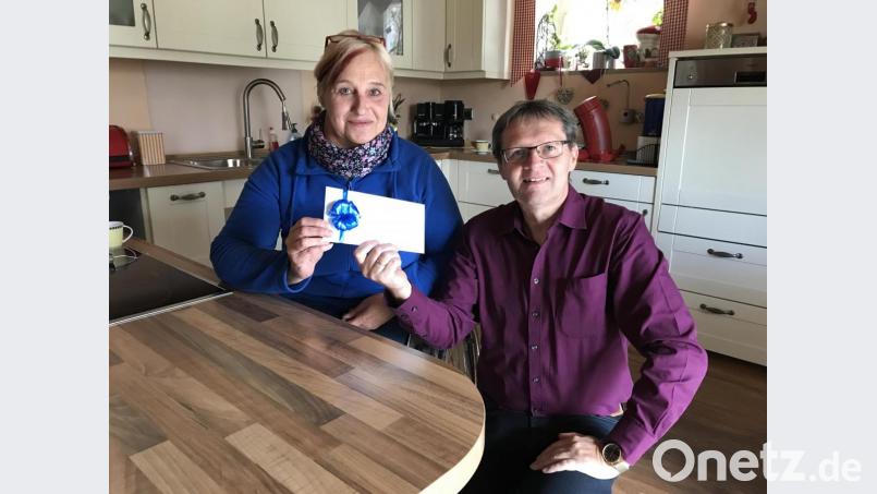 Oberpfalz-Medien-Redakteur Wolfgang Benkhardt, Deskleiter für den Landkreis Tirschenreuth, hat Martina Sötje für die Lichtblicke-Aktion vorgeschlagen. „Sie sind mir sofort als erstes eingefallen“, sagte er bei der Übergabe des Gutscheins. Bild: eig