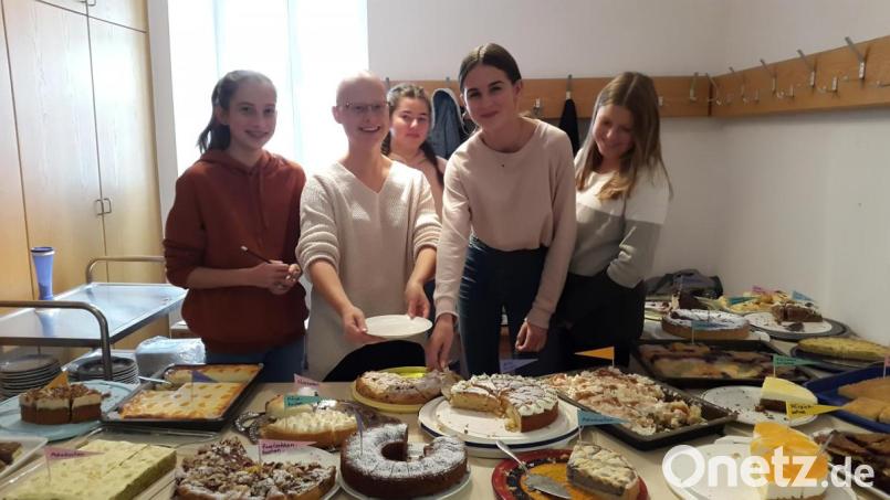 Die Mitglieder der evangelischen Jugendgruppe und ihre Betreuer und andere Gemeindeglieder hatten fleißig Kuchen gebacken und so wurden die Gäste beim Erntedank-Kaffee im Gemeindehaus verwöhnt. Bild: sei