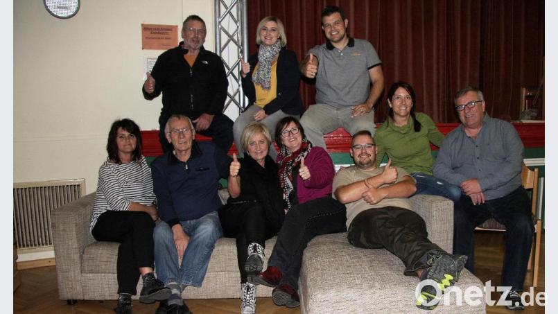 Für das Herbsttheater „Das große Geheimnis“ konnte Spielleiter Wolfgang Lang (hinten rechts) erneut erfahrene Bühnendarsteller gewinnen. Die Arbeit im Souffleurkasten übernimmt Margitta Sandner (Zweite von rechts). Bild: wro