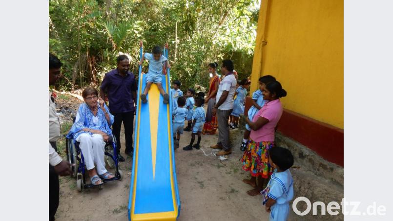 Eine neue Rutsche wird eingeweiht: Ellen Galle investiert in kleine wie große ganz unterschiedliche Projekte. Bild: exb