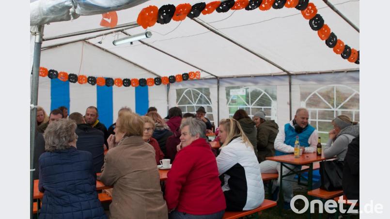 Im beheizten Zelt fühlten sich die Besucher wohl und ließen es sich bei Kaffee und Kuchen gut gehen. Bild: nza