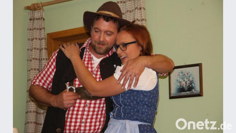 Ein junges Liebespaar (Thilo Rank und Johanna Heider) spielte im Stück „Sternecker und sein neues Bier“ auch eine Rolle. Bild: wro