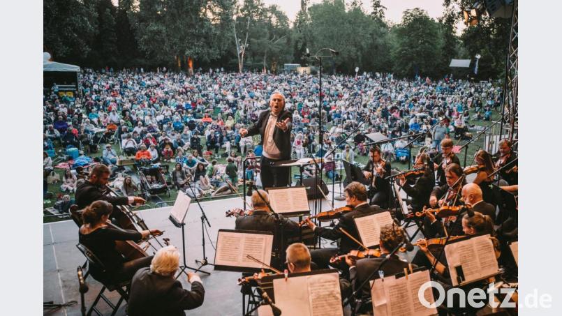 Unterwegs im Auftrag, klassische Musik einem breiten Publikum zu eröffnen, sind die Prager Smetana Philharmoniker unterwegs. Zum mittlerweile gastiert das Ensemble um den gebürtigen Neunburger und Dirigenten Hans Richter für ein Neujahrskonzert in der Schwarzachtalhalle. Das Foto entstand bei der Sparda Bank Classic Night in Fürth. Bild: exb/Thomas Langer