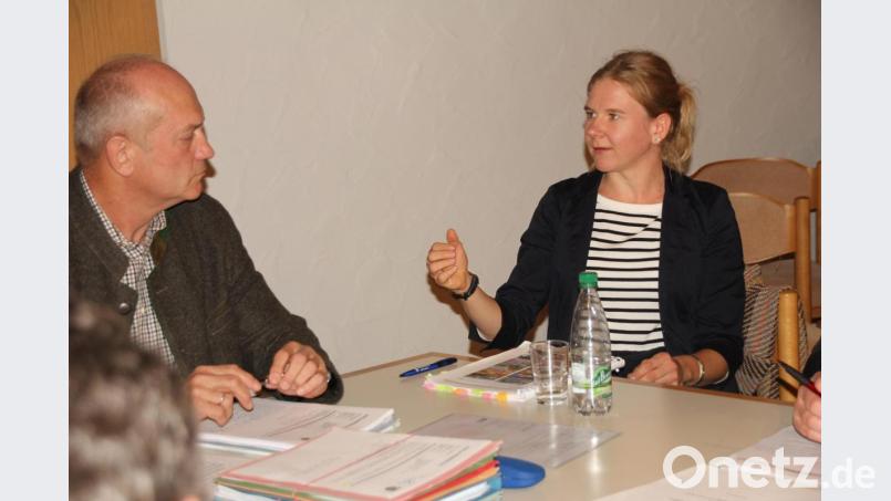 Landschaftsarchitektin Tanja Weinberger, Regionalmanagerin der ILE Schwarzach-Regen, stellte sich den Gemeinderäten vor. Tagsüber war sie mit Bürgermeister Walter Schauer unterwegs und ließ sich das Gemeindegebiet zeigen. Bild: frd