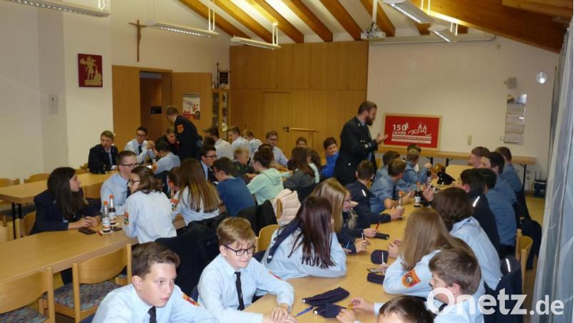 Gespannt warteten die Jugendlichen auf die Ergebnisse des Wissenstests. Am Schluss hatten alle bestanden. Bild: flm