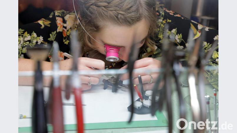 Höchste Konzentration und Sorgfalt sind gefragt beim Uhrmacher-Beruf: Carina Sindel beherrscht das schon. Bild: Wolfgang Steinbacher