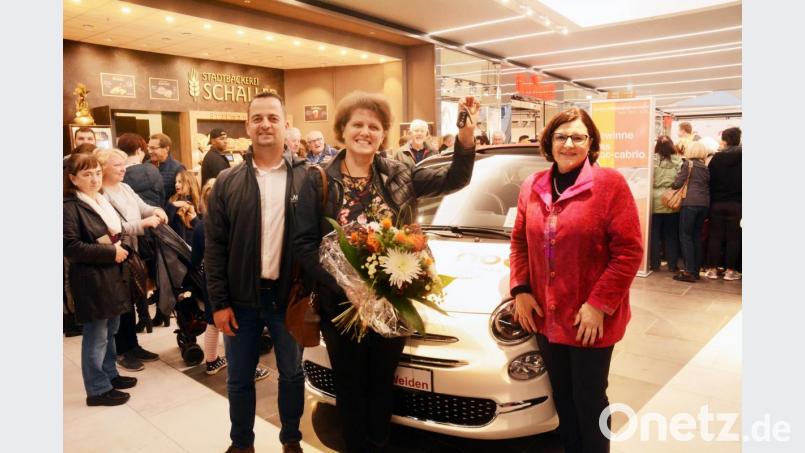 Monika Fischer freut sich über den Gewinn des Autos. Rechts im Bild: Centermanagerin Reinhild Holthaus. Bild: Gabi Schönberger