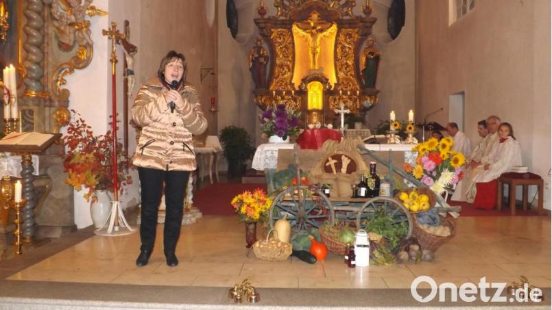 Brigitte Traeger berührt die Gottesdienstbesucher mit ihrem Glaubenszeugnis in der Pfarrkirche St. Peter und Paul Püchersreuth Bild: trj