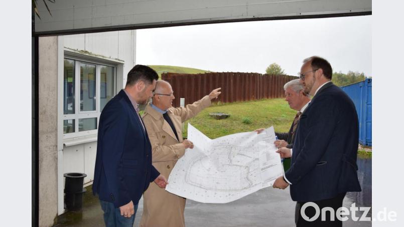 Ein vielversprechender Plan: Landrat Andreas Meier (rechts) bespricht das Biogas-Projekt mit (von links) Markus Sporrer (SM-Energy, TIR Energie), Kreisbaumeister Werner Kraus und Günter Stich (Zeno). Bild: exb