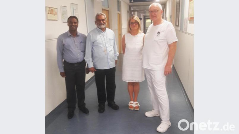 Father Thomas und Bischof Basil werden von OP-Schwester Martina Scheitinger-Heindl und Prof. Karl-Heinz Dietl (von links) durch das Klinikum Weiden geführt und können dabei auch den OP-Bereich besichtigen. Bild: Kliniken Nordoberpfalz AG