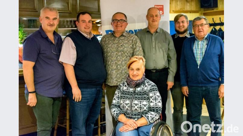 Das neugewählte Vorstandsteam der SPD Tirschenreuth mit den Ehrengästen. Von links Uli Roth, Hans Maenner, Gunar Prauschke, Martina Sötje, Thomas Döhler, Jonas Prauschke und Herbert Sladky. Bild: kro