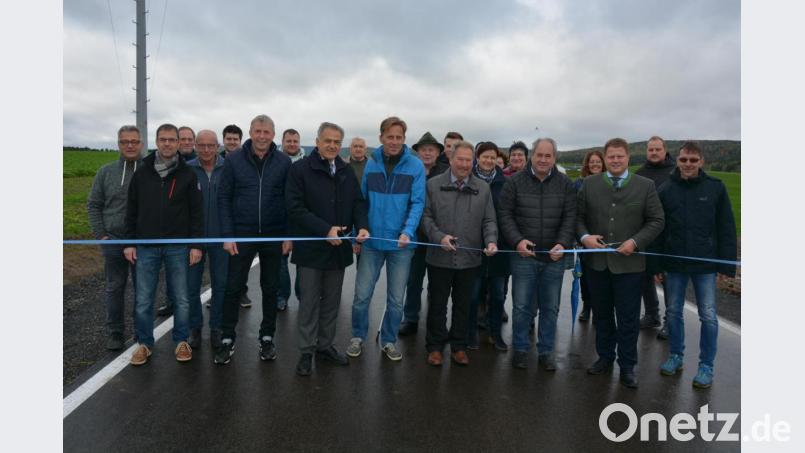 Bei der Verkehrsfreigabe mit dabei waren neben Bürgermeister Roland Grillmeier (Achter von links), Planer Robert Ernstberger vom Ingenieurbüro Bork (Mitte) und Bauunternehmer Andreas Dankerl (rechts) auch mehrere Stadträte, Verwaltungsmitarbeiter und Dorfbewohner. Bild: jr