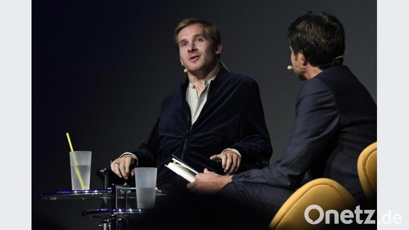 Nach dem Podiumsgespräch mit Martin Klapheck (rechts) im voll besetzten ACC sprach Samuel Koch auch mit Oberpfalz-Medien. Die Unterhaltung führte Theresia Kaspar. Bild: Petra Hartl