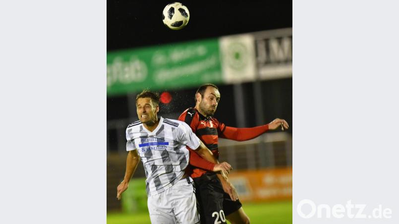 Die SpVgg SV Weiden (links Benjamin Werner) muss sich in Neukirchen beim Hl. Blut auf ein kampfbetontes Spiel einstellen. Bild: af