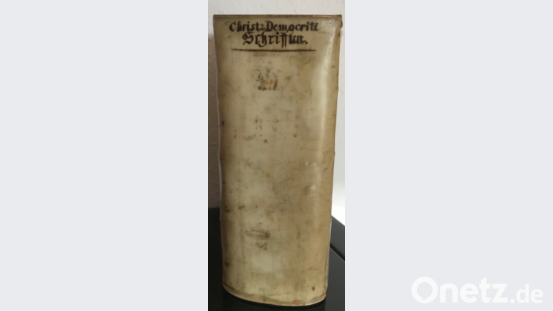 Es ist etwas Besonderes, was Harald Dippel, Chronist der Dippel-Familien, beim diesjährigen Familientreffen präsentiert: das theologische Gesamtwerk von Johann Conrad Dippel (J. C. D.). So sieht der Buchrücken des Exemplares aus. Bild: is