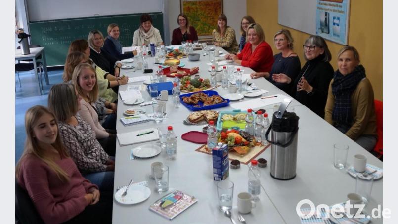 Lehrkräfte der Doktor-Eisenbarth-Grundschule und die Erzieherinnen der Vorschuleinrichtungen trafen sich in der Schule zum Erstellen des Kooperationskalenders, in dem gemeinsame Projekte festgelegt wurden. Rektorin Christine Schneider (Vierte von rechts) begrüßte die Lehrkräfte im Seminarraum. Bild: weu
